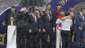 Η αγκαλιά-παρηγοριά της προέδρου της Κροατίας (photos + video)
