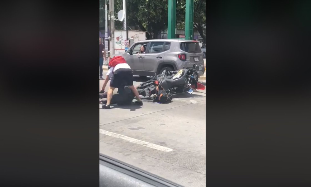 Μοτοσυκλετιστής πλάκωσε αστυνομικό, που του επιτέθηκε! (video)