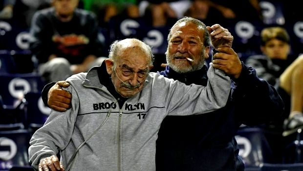 Οπαδός 95 ετών πήγε στο γήπεδο με μπουκάλα οξυγόνου! (photos)