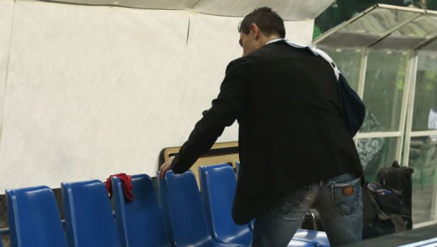 Ο Γιαννακόπουλος άφησε κόκκινο εσώρουχο στον πάγκο του Ολυμπιακού (photos)