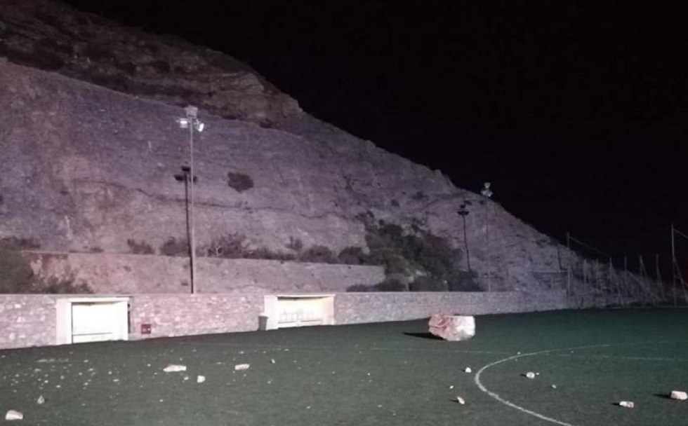 Κατολίσθηση στο γήπεδο της Άνω Σύρου – Έπεσε τεράστιος βράχος, κομμάτια ο ένας πάγκος! (video)