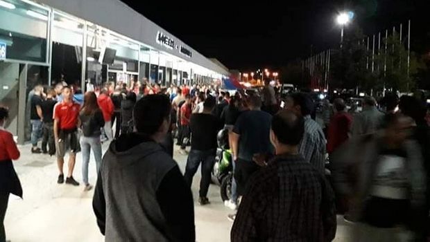 Χαμός στο αεροδρόμιο της Ρόδου: Πάνω από 200 άτομα υποδέχθηκαν τον Διαγόρα (photos)