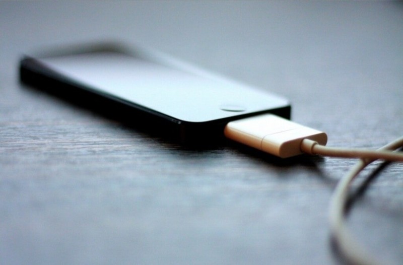 Τρομερό κόλπο: Έτσι θα φορτίζετε το κινητό σας σε λιγότερο χρόνο