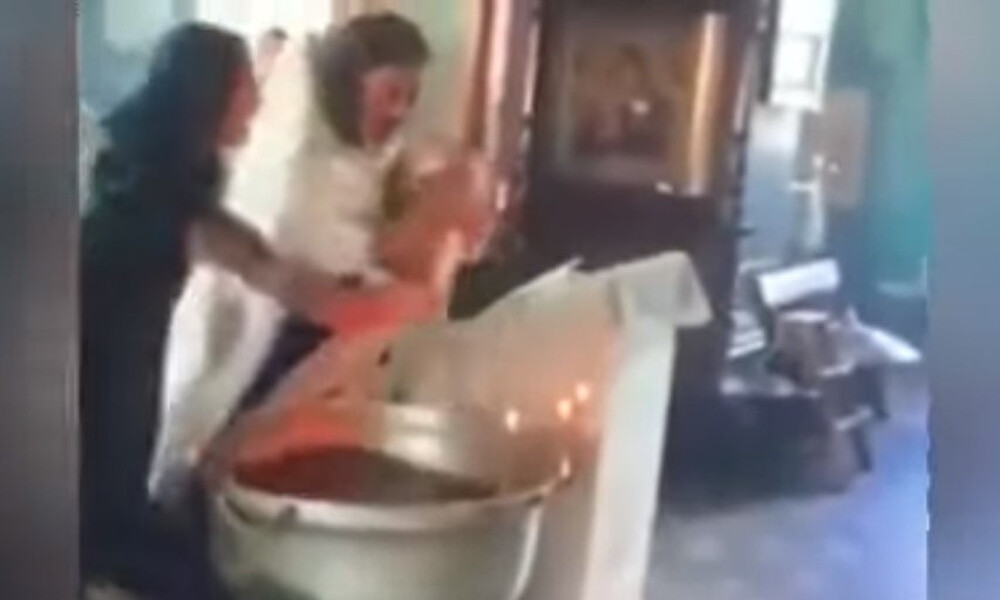 Σοκ: Παπάς βάφτισε βίαια μωρό και το τραυμάτισε (video)