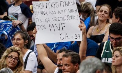 Ελλάδα - Τουρκία: Το πλακάτ που τράβηξε το βλέμμα του Γιάννη Αντετοκούνμπο 14