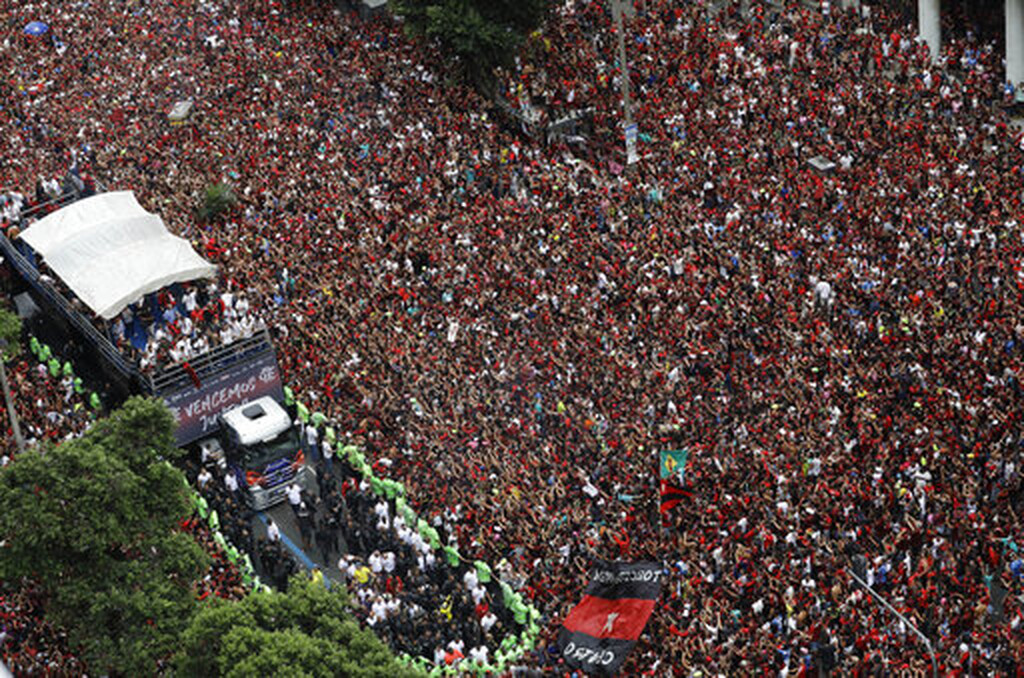 «Βούλιαξε» το Ρίο: Δυο εκατομμύρια φίλαθλοι στην υποδοχή της Φλαμένγκο (photos+video)