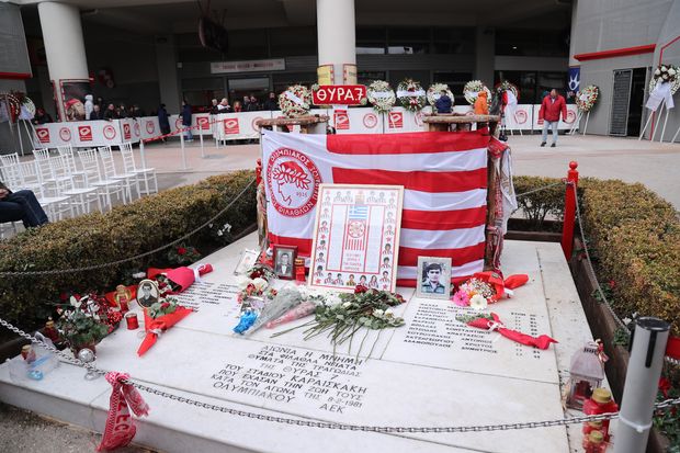 Ολυμπιακός: Συγκίνηση για τα 21 θύματα της Θύρας 7 στο ετήσιο μνημόσυνο (photos)