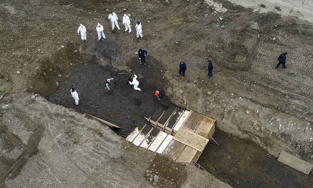 Εικόνες πολέμου: Η Νέα Υόρκη θάβει νεκρούς του κορωνοϊού σε ομαδικούς τάφους