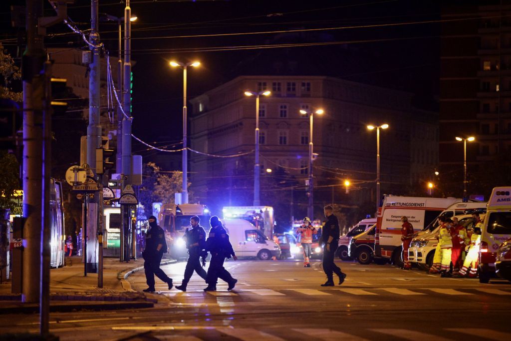 Νύχτα τρόμου: Επιθέσεις από πολλούς τρομοκράτες και ΝΕΚΡΟΥΣ στη Βιέννη (pics+videos)&#8230;.