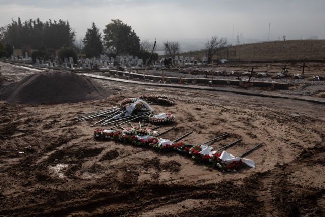 Κοροναϊός : Σπαρακτικές σκηνές στο κοιμητήριο της Θέρμης – Στα όριά τους οι εργαζόμενοι