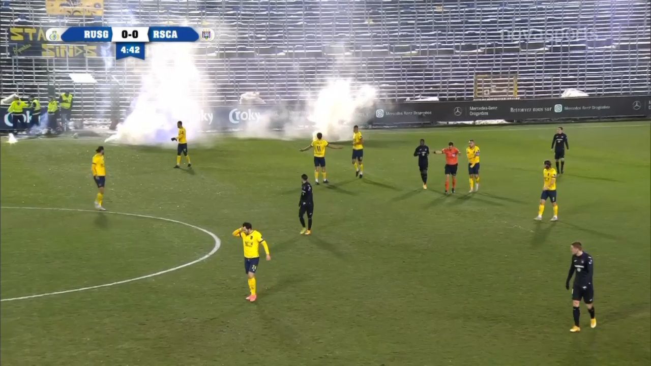 Απίστευτο! Διακοπή σε κεκλεισμένων ματς, λόγω&#8230; καπνογόνων στο Βέλγιο (video)