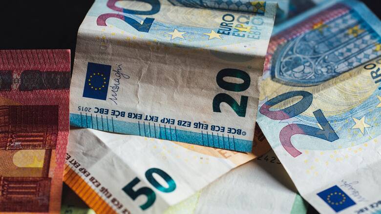 Επίδομα 534 ευρώ: Τι ώρα θα δουν σήμερα τα χρήματά τους οι δικαιούχοι