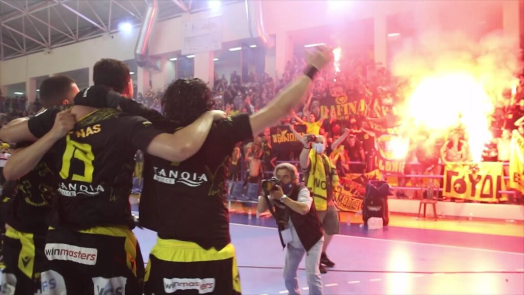 Ποιος κορονοϊός τώρα; Απίστευτο πάλι: Χιλιάδες (!!!) οπαδοί της ΑΕΚ στη φιέστα στο χαντ μπολ (+ pics &#8211; videos)