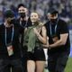 EURO 2020 Euro 2020, Φινλανδία - Βέλγιο: Η γυναίκα που εισέβαλε στον αγωνιστικό χώρο (video) 7