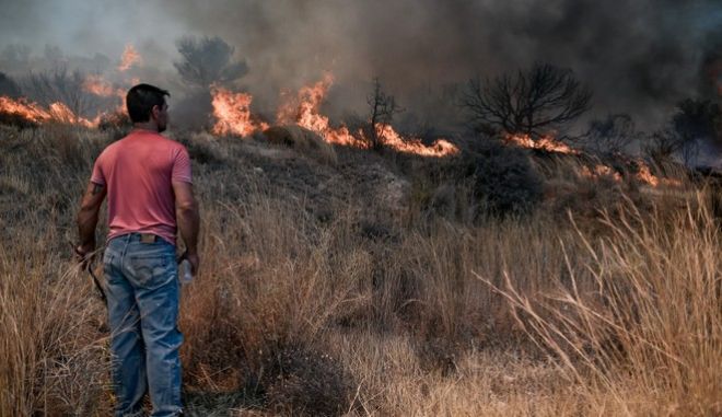 Ανεξέλεγκτες οι φωτιές σε Κερατέα και Βίλια &#8211; Καίγονται σπίτια, εκκενώνονται οικισμοί (+pics-vids)