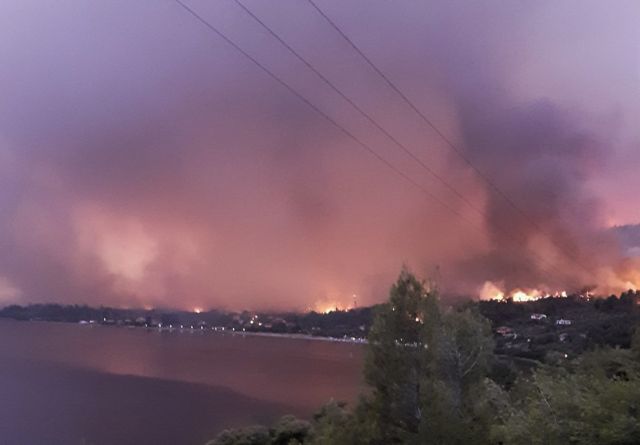 Φωτιά στην Εύβοια – Πληροφορίες για αποκλεισμένους – «Βοηθήστε μας, θα θρηνήσουμε ανθρώπινες ζωές» (+vids)