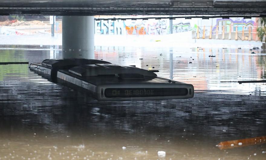 Η ανακοίνωση της ΟΣΥ για το πλημμυρισμένο λεωφορείο στην Παραλιακή