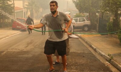 Συγκλονιστικό: Ο Δημήτρης Καζάζης σβήνει τις φλόγες στο σπίτι του!