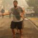 Συγκλονιστικό: Ο Δημήτρης Καζάζης σβήνει τις φλόγες στο σπίτι του!