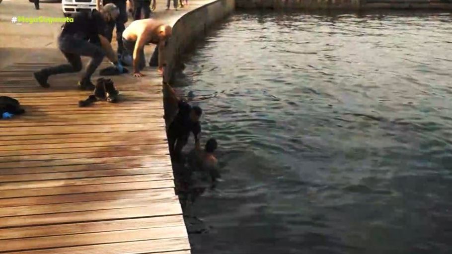 Θεσσαλονίκη: Έπεσε στον Θερμαϊκό με τις χειροπέδες για να ξεφύγει από την αστυνομία (video) 