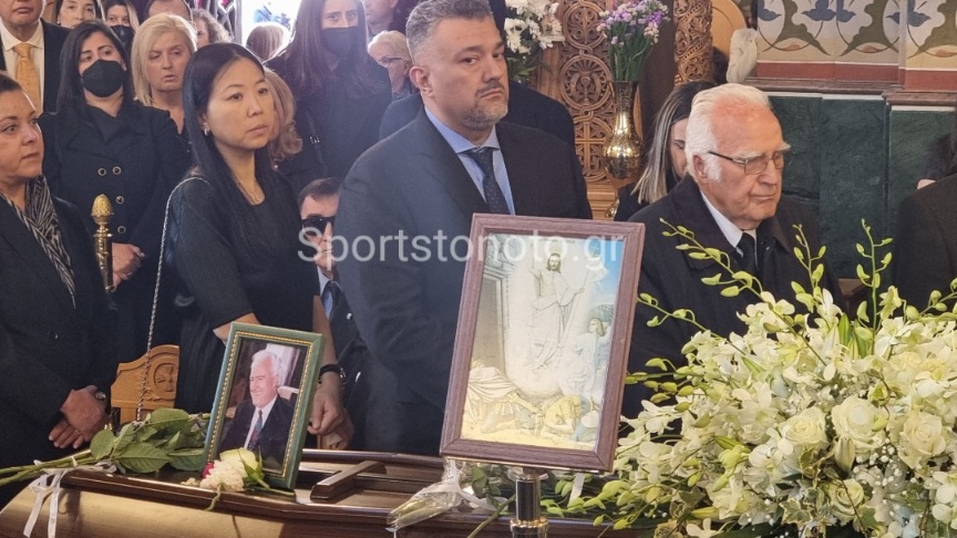 Λίγος κόσμος στην κηδεία του Σταύρου Παπαδόπουλου&#8230; (+pics)