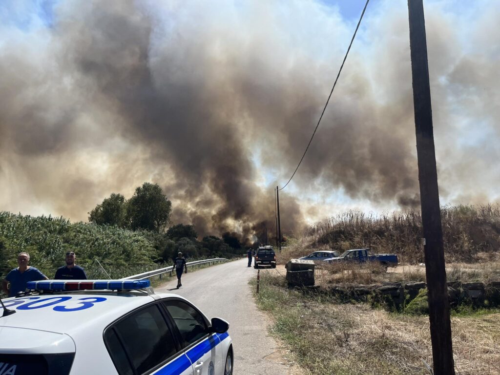 Μεγάλη φωτιά στην Ασπροπουλιά Καλαμάτας – Δόθηκε εντολή εκκένωσης (pics &#038; videos)