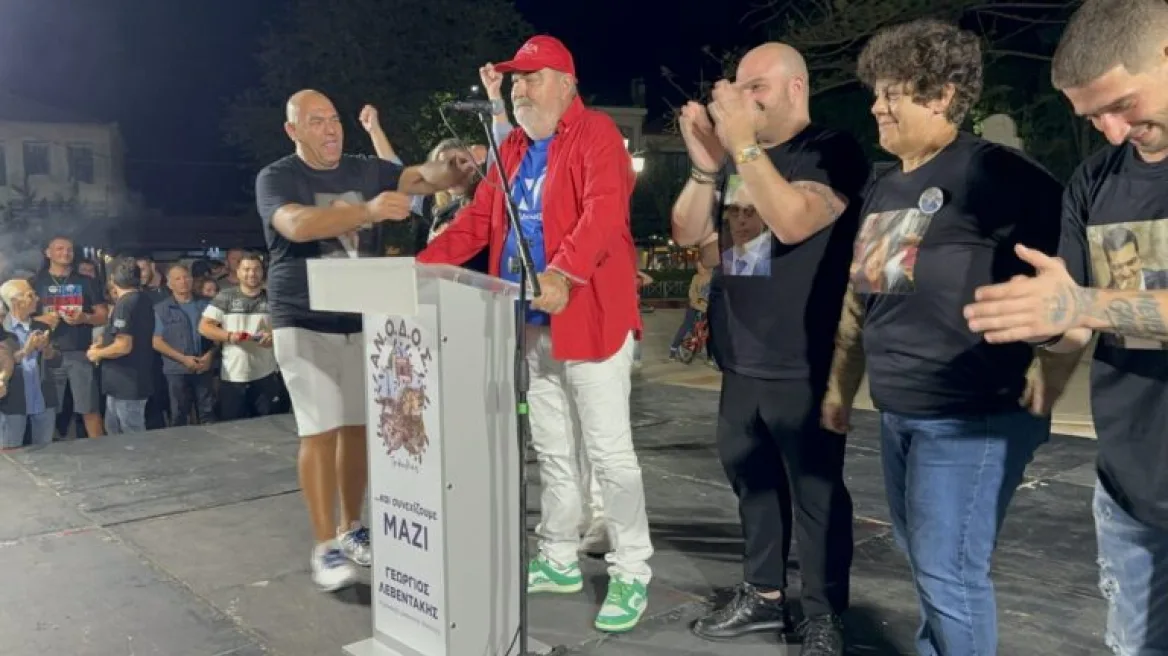 Αυτοδιοικητικές εκλογές: Ο δήμαρχος Τριφυλίας πανηγύρισε με καπέλο ΣΥΡΙΖΑ, μπλούζα ΝΔ και παπούτσια ΠΑΣΟΚ