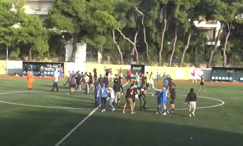 Χαμός στο Πεύκη – Άγιοι Ανάργυροι: «Ντου» οπαδών εν ώρα αγώνα, κυνήγησαν παίκτες της ομάδας τους! (+video)