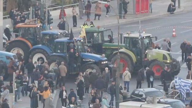 Βουλιάζει» το Σύνταγμα από τους αγρότες &#8211; Τρακτέρ από όλη την Ελλάδα στην Αθήνα (video)