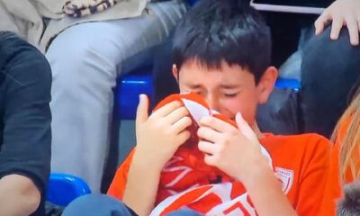 Μπαρτσελόνα  &#8211; Ολυμπιακός: Συγκλόνισε το παιδάκι που έκλαιγε: Σκούπιζε τα δάκρυα με το κασκόλ του Ολυμπιακού!