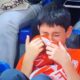 Μπαρτσελόνα  &#8211; Ολυμπιακός: Συγκλόνισε το παιδάκι που έκλαιγε: Σκούπιζε τα δάκρυα με το κασκόλ του Ολυμπιακού!